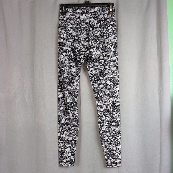 lululemon athletica Monochrome Floral Leggings - Picture 2 of 6